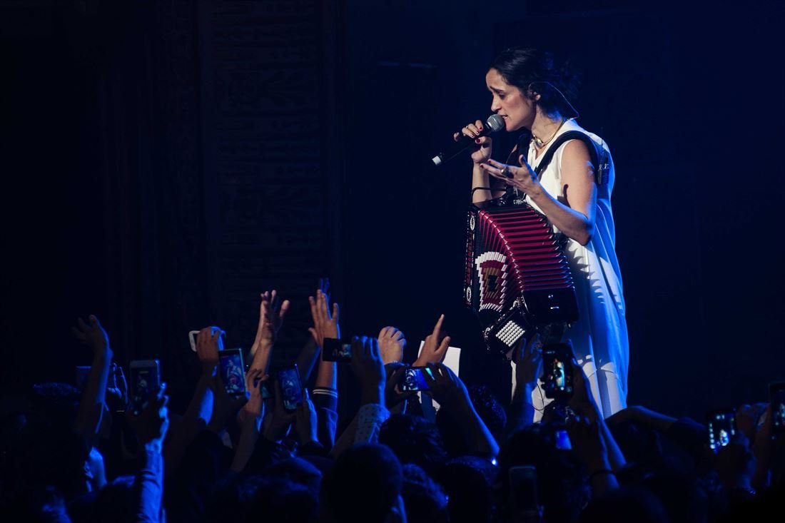 Julieta Venegas, gira Algo Sucede